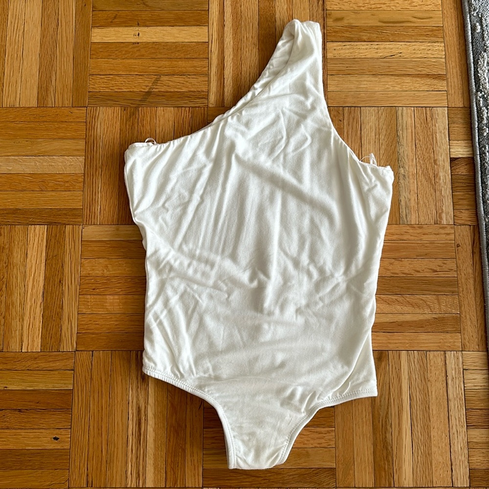Super down one shoulder white body suit
